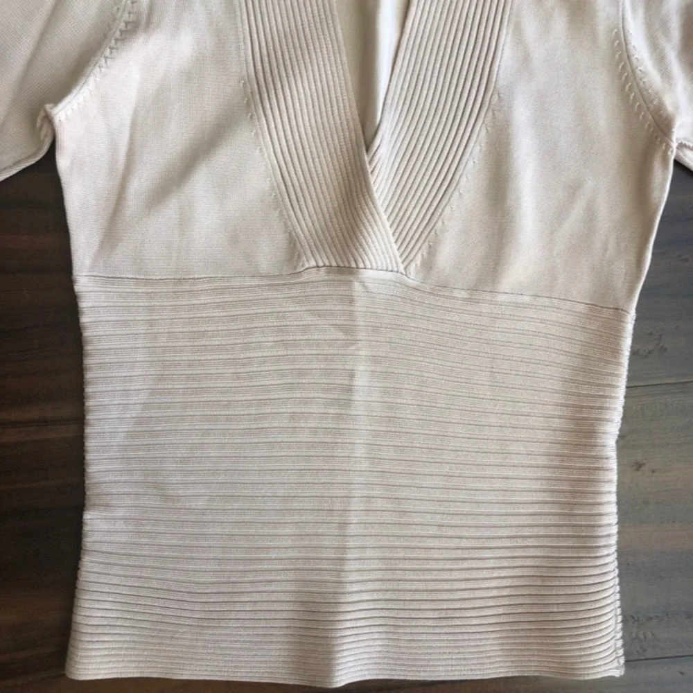 Beautiful v-neck sweater/top